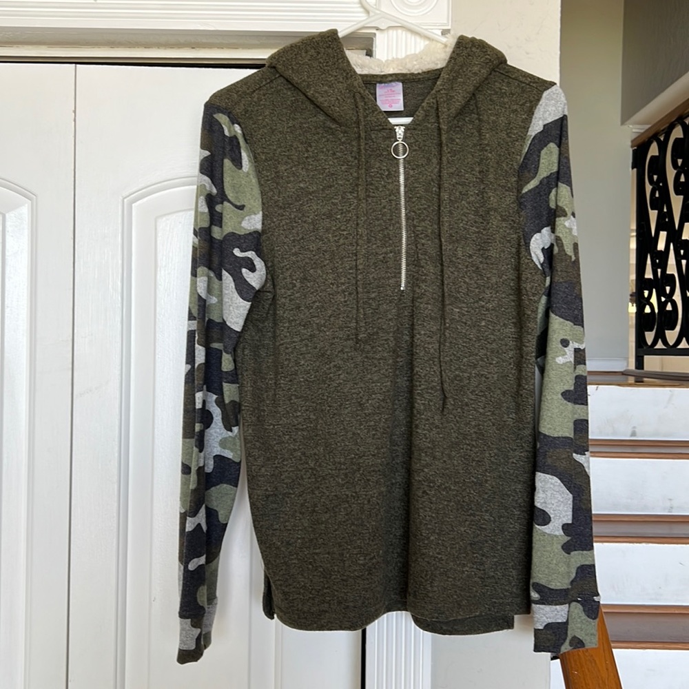 Camo sleeve sweater with hoodie.
